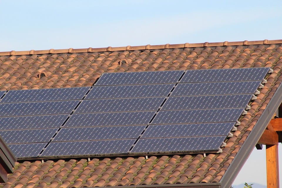 d&eacute;couvrez comment installer des panneaux solaires facilement et efficacement. suivez nos conseils &eacute;tape par &eacute;tape pour profiter d'une &eacute;nergie renouvelable et r&eacute;duire votre facture d'&eacute;lectricit&eacute;.