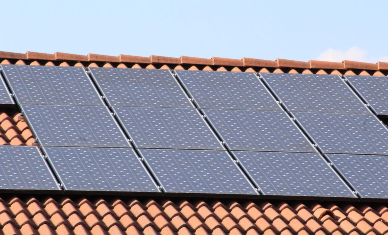 découvrez la vérité derrière les idées reçues sur les panneaux solaires. cet article démystifie les mythes courants, vous aide à mieux comprendre l'énergie solaire et à prendre des décisions éclairées pour votre avenir énergétique.